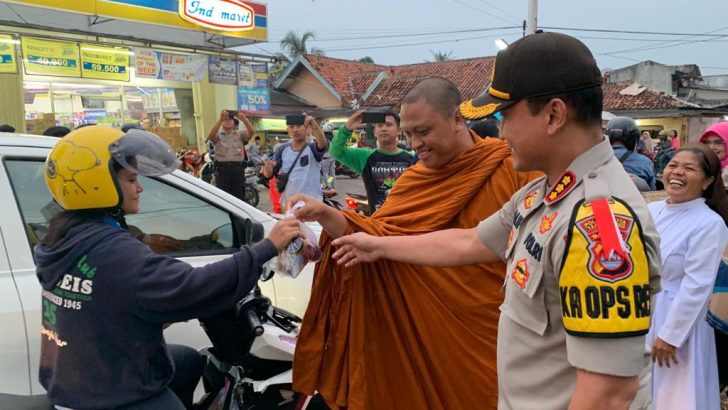 Wujud Toleransi, Kapolres dan Forum Lintas Agama di Tangerang Berbagi Takjil