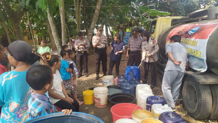Satuan Binmas Polres Kota Tangerang melaksanakan kegiatan pembagian air bersih