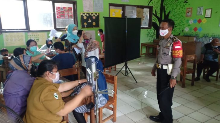 Polsek Cikupa Polresta Tangerang Laksanakan pengamanan Vaksinasi di Desa Bitung Jaya