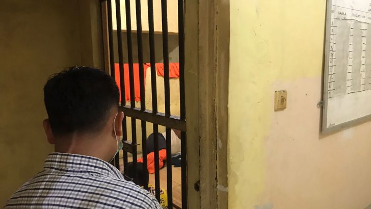 Cek Ruang Tahanan, Pawas Polsek Kronjo Polresta Tangerang Tekankan Jaga Kebersihan dan Kesehatan.