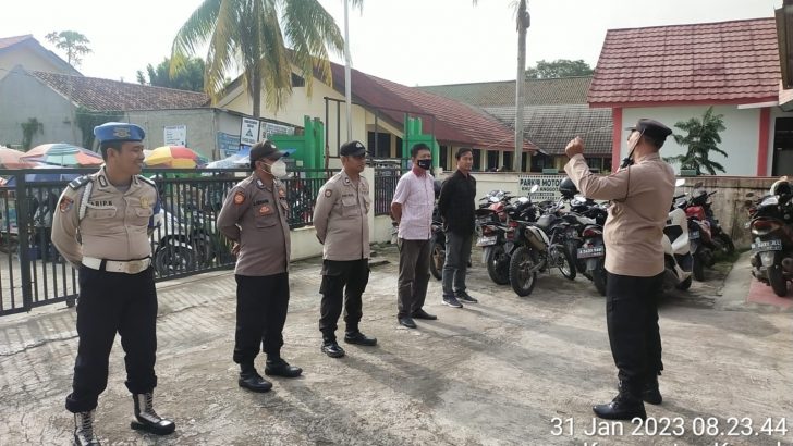Mengawali tugas rutin sebagai Pelindung, Pengayom dan Pelayan Masyarakat, Perwira Pengawas Polsek Kresek pimpin Apel Pagi di halaman Mapolsek Kresek Polres Kota Tangerang Polda Banten.