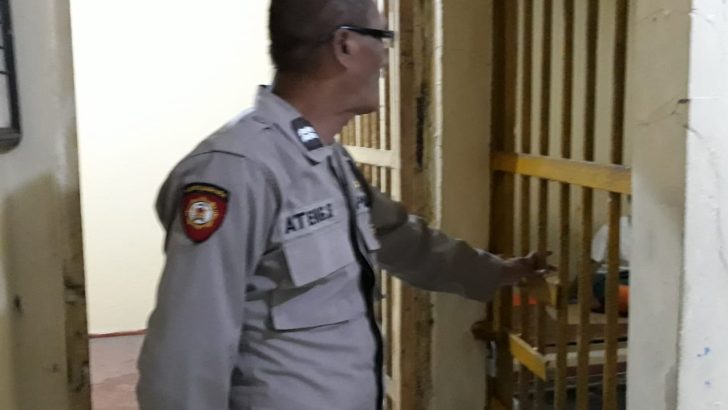 Demi terjaganya keamanan, Personil Polsek Kresek lakukan pengecekan rutin ruang Tahanan Polsek Kresek
