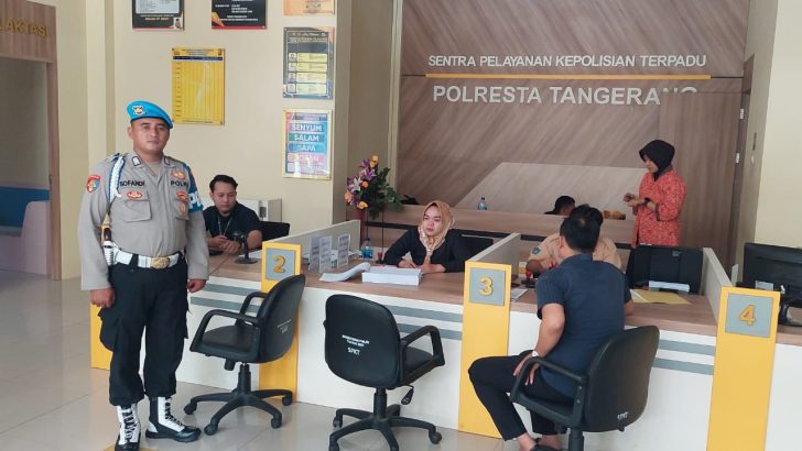 Anggota Sat Intelkam Polresta Tangerang Brigadir Merry memberikan pelayanan terhadap masyarakat tentang penerbitan SKCK (Surat Keterangan Catatan Kepolisian)