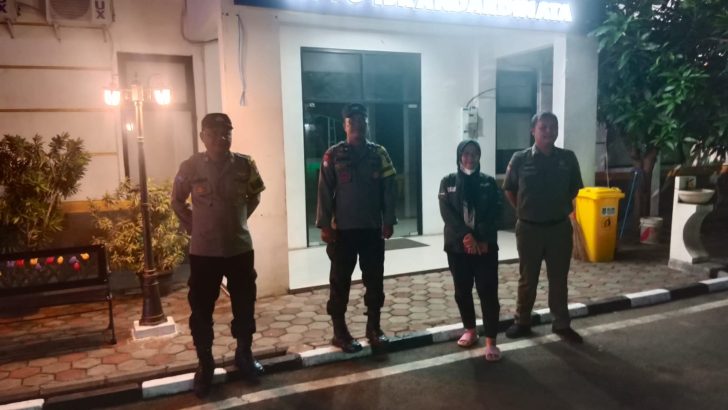 Bersama Petugas Kantor Kecamatan Mauk Personil Polsek Mauk  Melaksanakan Pengecekan Situasi Gudang Penyimpanan Logistik Pemilu