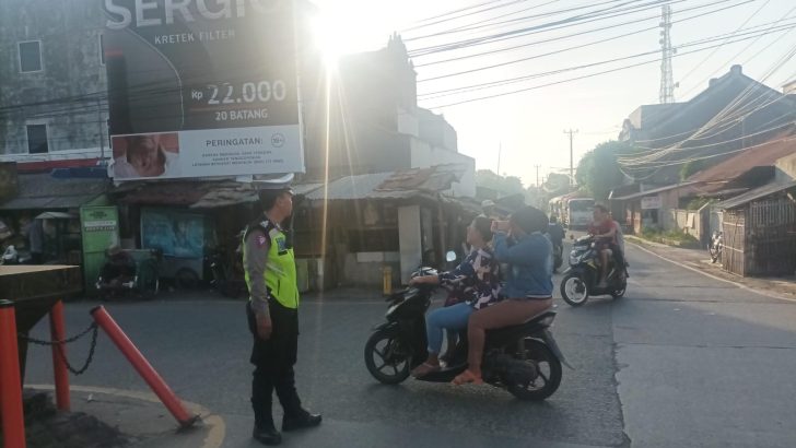 Anggota Lantas Polsek Mauk Bripka Papat Gatur Lalin Pagi Hari Diperempatan Tugu Mauk