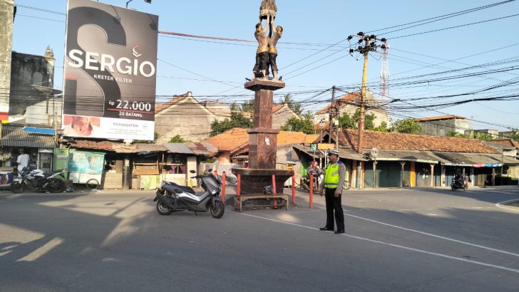 Anggota Lantas Polsek Mauk Gatur Lalin Pagi Hari Diperempatan Tugu Mauk