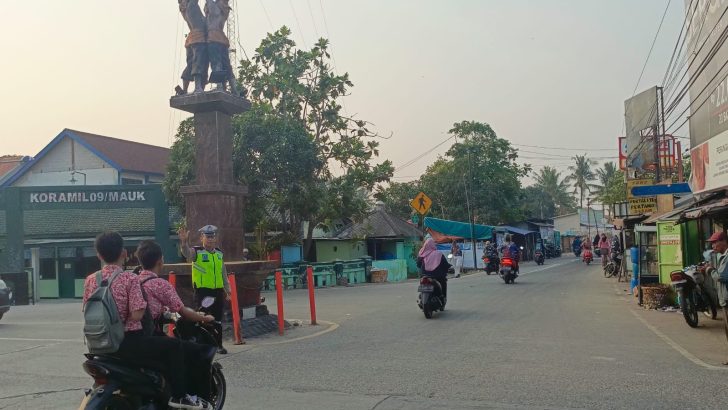 Anggota Lantas Polsek Mauk Gatur Lalin Sore Hari Diperempatan Tugu Mauk