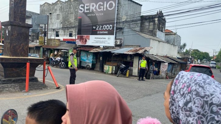 Protap Di pagi Hari Anggota Bhabinkamtibmas Polsek Mauk Gatur Lalin Pagi Hari Diperempatan Tugu Mauk