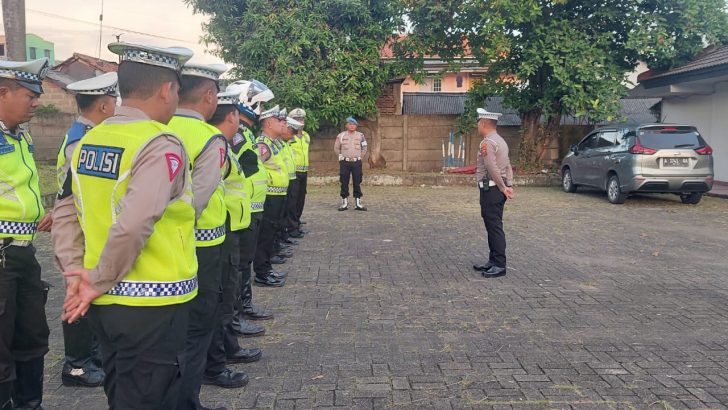 PENGECEKAN ANGGOTA PADA APEL PAGI SAT LANTAS OLEH SIPROPAM POLRESTA TANGERANG