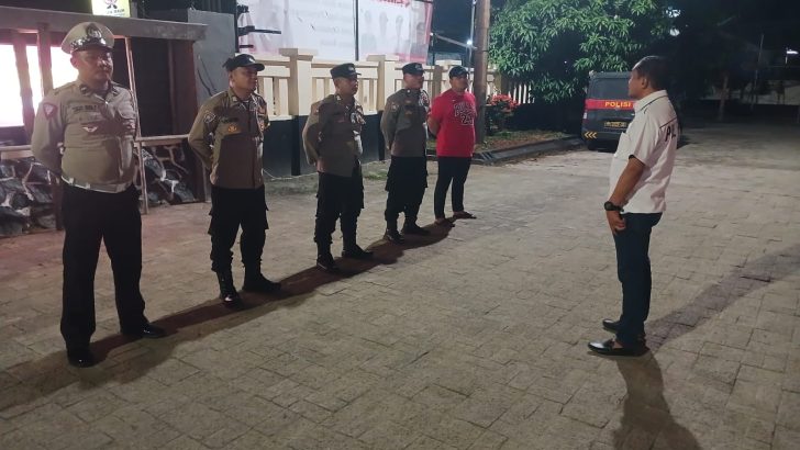 Personil Polsek Mauk Melaksanakan Apel Malam Di Halaman Mako Polsek Mauk