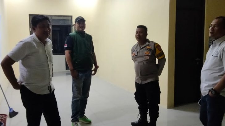 Pengecekan Situasi Gudang Penyimpanan Logistik Pemilu Agar Aman Polsek Mauk Melaksanakan Patroli Kewilayahan Malam Hari