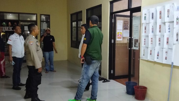 Personol Polsek Mauk Melaksankan Pengecekan Situasi Gudang Penyimpanan Logistik Pemilu Agar Aman