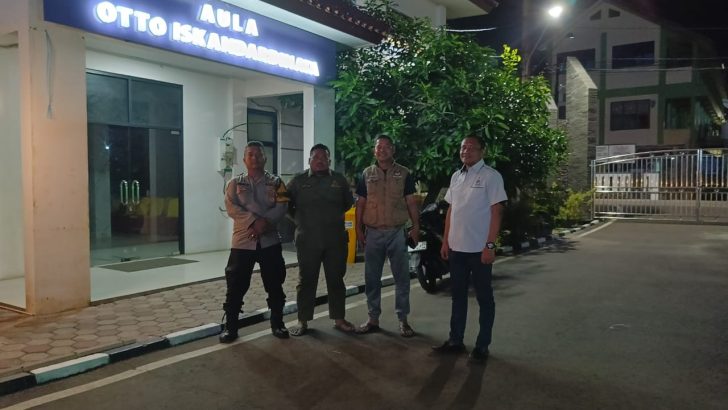 Personil Polsek Mauk Melaksankan Patroli Malam Hari Dan Pengecekan Situasi Gudang Penyimpanan Logistik Pemilu Di Kantor Kecamatan Mauk