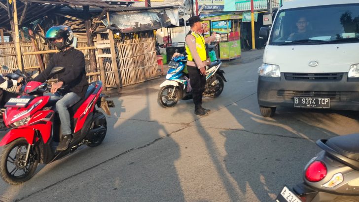 Anggota Bhabinkamtibmas Polsek Mauk Gatur Lalin Pagi Hari Diperempatan Jatiwaringin
