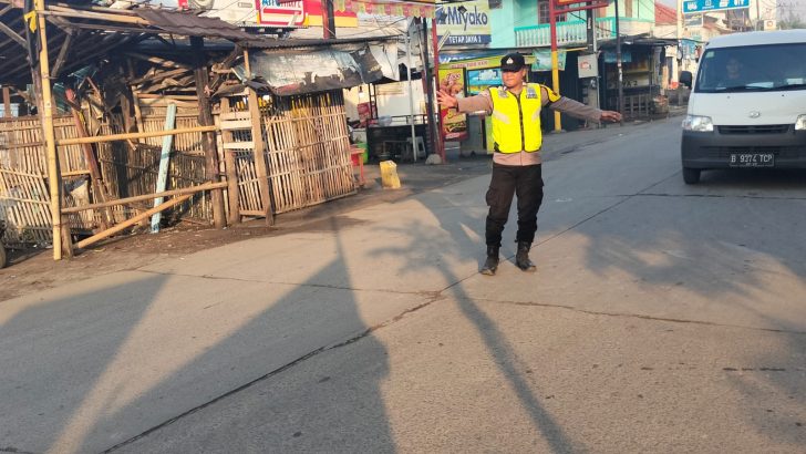 Gatur Lalin Pagi Hari Diperempatan Jatiwaringin Anggota Bhabinkamtibmas Polsek Mauk