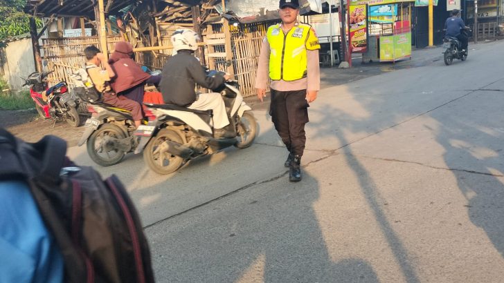 Gatur Lalin Pagi Hari Diperempatan Jatiwaringin Personil Polsek Mauk