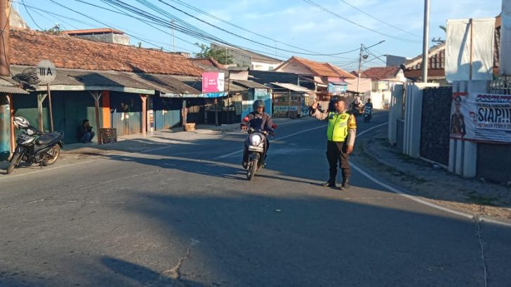 Anggota Bhabinkamtibmas Polsek Mauk Gatur Lalin Pagi Hari Diperempatan Tugu Mauk