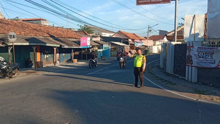 Gatur Lalin Pagi Hari Diperempatan Tugu Mauk Anggota Bhabinkamtibmas Polsek Mauk