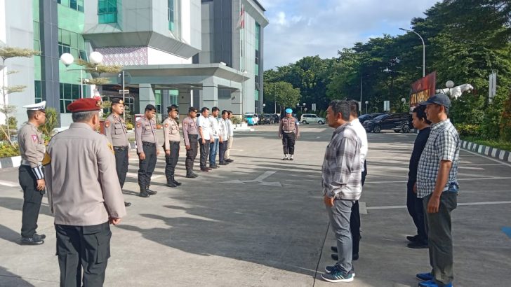 Anggota Sat Intelkam Polresta Tangerang melaksanakan Apel Malam piket Fungsi di Halaman Mapolresta Tangerang