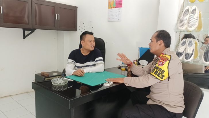 Jelang Pemilu 2024, Kasiwas Polresta Tangerang beserta anggota melaksanakan sambang ke Rumah Tokoh Pemuda Desa Matagara guna ciptakan Pemilu aman dan damai.