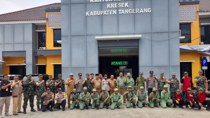 Kegiatan Apel gabungan Tiga Pilar Kecamatan Kresek di kantor Kecamatan Kresek