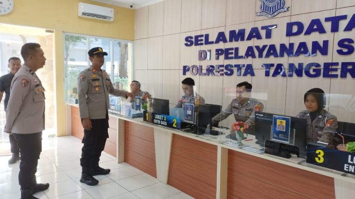 PASTIKAN PELAYANAN KEPOLISIAN BERJALAN TRANSPARAN, SIWAS POLRESTA TANGERANG MELAKSANAKAN PENGAWASAN DAN MONITORING DI RUANG PELAYANAN SATPAS POLRESTA TANGERANG