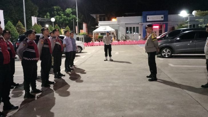Anggota Sat Samapta Polresta Tangerang melaksanakan kegiatan Apel Operasi Cipta Kondisi di Lapangan Apel Polresta Tangerang Tangerang.
