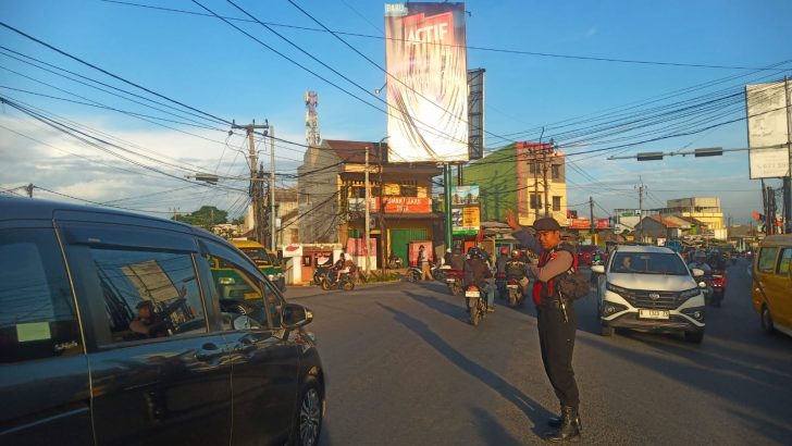Di Pertigaan Cibadak Anggota Sat Samapta Polresta Tangerang Memberikan Pelayanan kepada masyarakat berupa pengaturan Lalu Lintas.