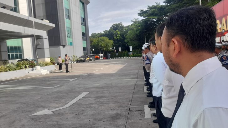 Anggota Sat Intelkam Polresta Tangerang melaksanakan Apel pagi di pimpin oleh Wakapolresta Tangerang di Halaman Mapolresta Tangerang