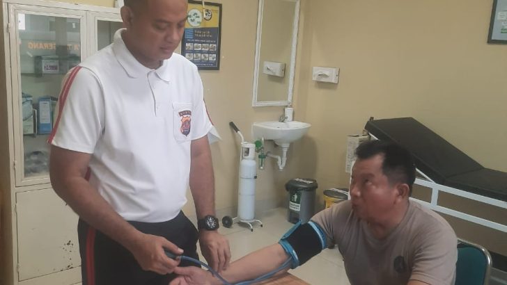 Pemeriksaan Kesehatan Tensi Darah pada pasien yang berobat