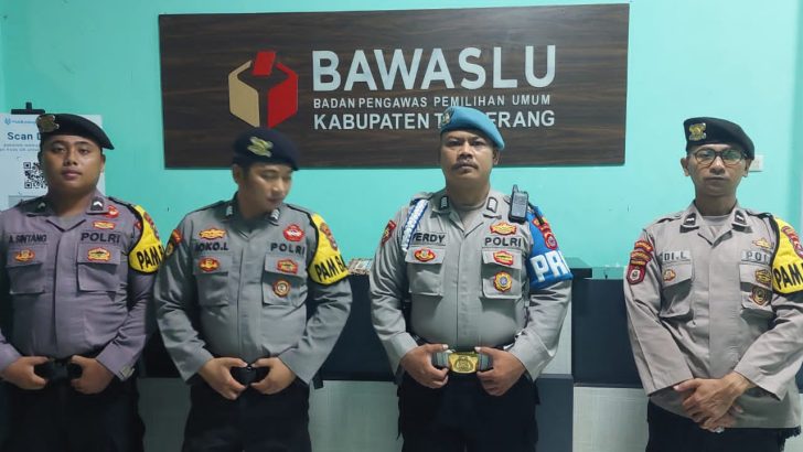 ANGGOTA SIPROPAM MELAKSANAKAN PENGECEKAN PERSONIL PAM KANTOR BAWASLU