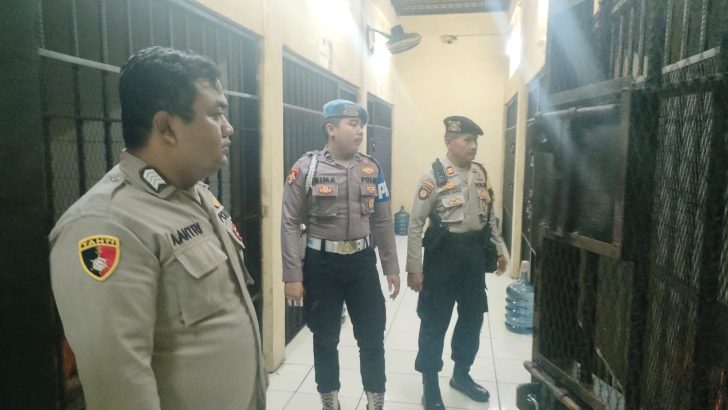 PENGECEKAN RUANG TAHANAN POLRESTA TANGERANG PADA MALAM HARI OLEH PIKET SIPROPAM POLRESTA TANGERANG