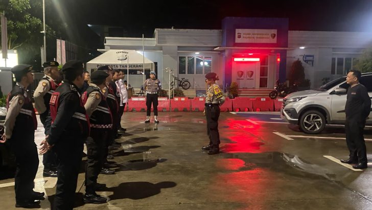 SIPROPAM MELAKSANAKAN PENGECEKAN APEL MALAM PIKET FUNGSI POLRESTA TANGERANG