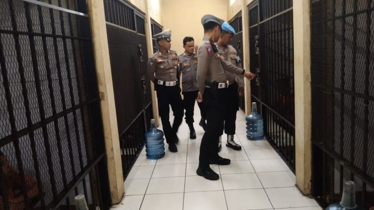 Anggota Sat Intelkam Polresta Tangerang Briptu Jihan melakukan pengecekan dan kontrol tahanan serta ruang tahanan