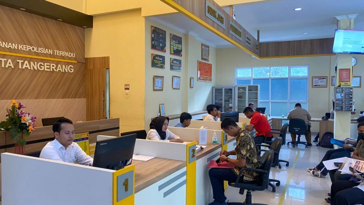Anggota Sat Intelkam Polresta Tangerang Brigadir Merry memberikan pelayanan terhadap masyarakat tentang penerbitan SKCK (Surat Keterangan Catatan Kepolisian)