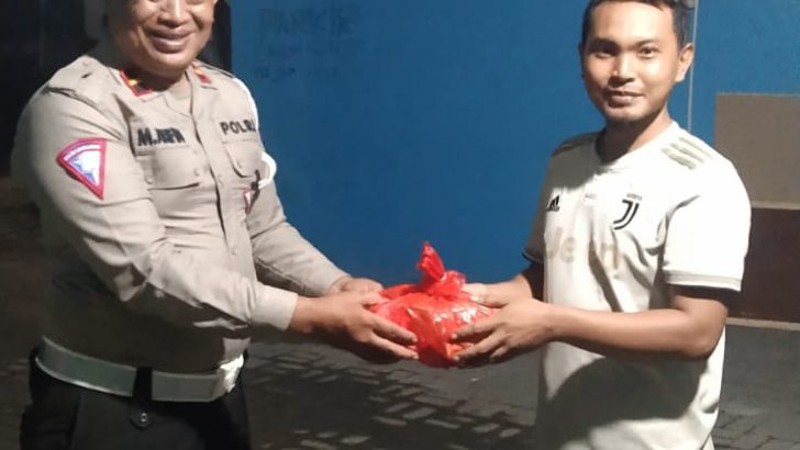Anggota Polsek Pasar Kemis Berikan Bingkisan kepada Warga wilayah pasar Kemis