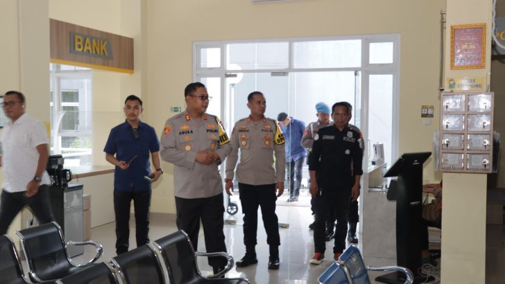 WUJUDKAN WILAYAH BEBAS KORUPSI (WBK) WAKAPOLRES DAN KASIWAS POLRESTA TANGERANG MELAKSANAKAN PENGAWASAN DAN MONITORING DI RUANG PELAYANAN PUBLIK POLRESTA TANGERANG