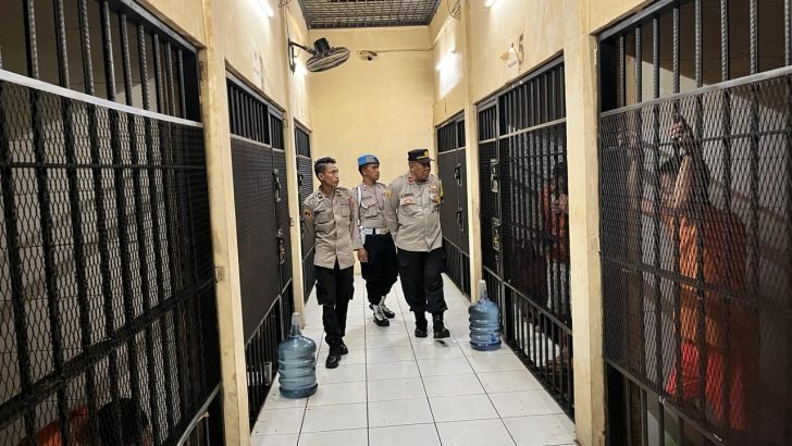 Iptu Ahmad Junaedi selaku pawas melaksanakan pengecekkan malam hari ke rutan Polresta Tangerang