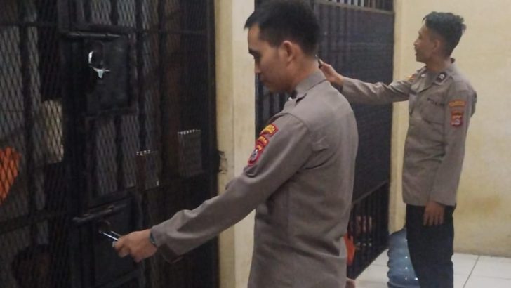 Personel jaga tahanan melakukan kontrol tahanan pada malam hari secara berkala di rutan Polresta Tangerang