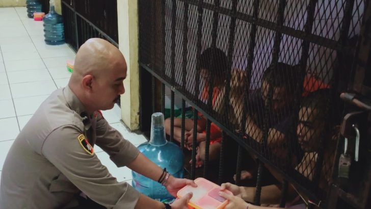 Personel Sattahti Polresta Tangerang memberikan makan tahanan pagi kepada para tahanan