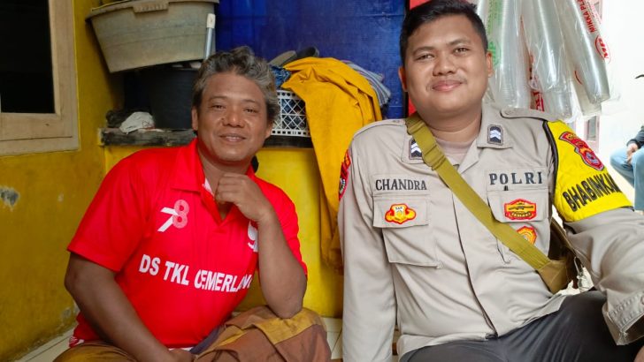 Briptu Chandra Sambang Desa Tegal Kunir Lor Dengarkan Keluhan Masyarakat