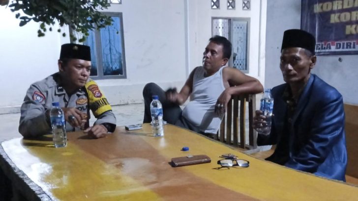 Tri Brata – Anggota Bhabinkamtibmas Polsek balaraja Sambang Tokoh Agama Desa Kubang Darkum Polsek Balaraja