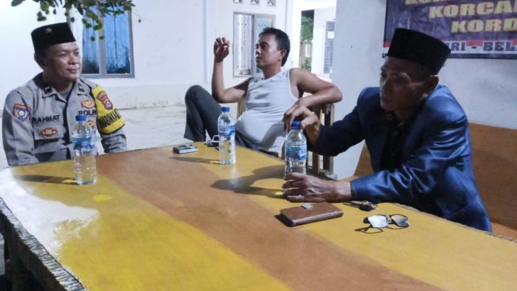 Bhabinkamtibmas Polsek Balaraja Polresta Tangerang giat Sambang Malam hari ke Tokoh Agama, Tokoh Masyarakat dan Warga Desa Kubang Darkum Polsek Balaraja.