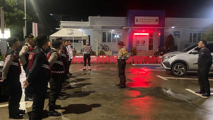 Anggota Sat Intelkam Polresta Tangerang melaksanakan Apel Malam piket Fungsi di Halaman Mapolresta Tangerang