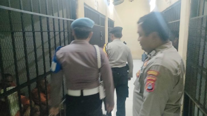 Iptu Indro Susilo selaku Pawas melakukan kontrol tahanan malam hari