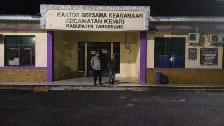 Personil Polsek Mauk Giat Penjagaan Kotak Suara Di PPK Kecamatan Kemeri