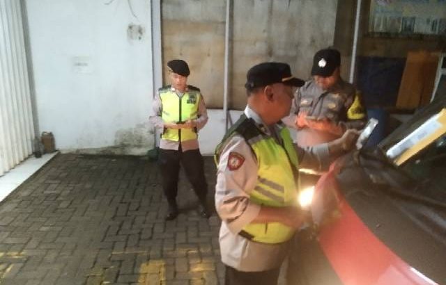 Bripka firdaus Patroli Barcode Di Alfamart Sodong Tigaraksa Antisipasi Kejahatan