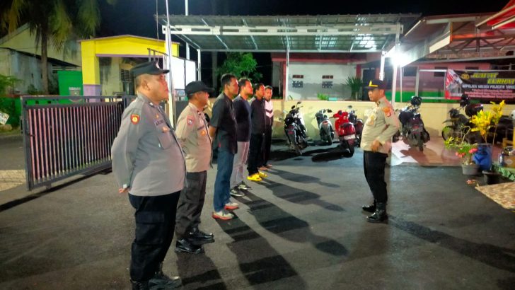 Melanjutkan tugas rutin, Pawas Polsek Kresek pimpin Apel Malam di halaman Mapolsek Kresek.