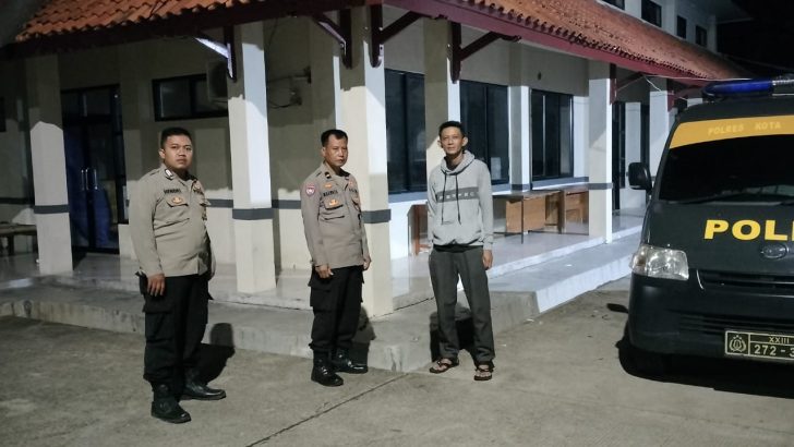 Pastikan wilayah aman dan upaya pencegahan Guantibmas di Wilayah, Polsek Kresek lakukan giat Patroli Mobile malam hari.