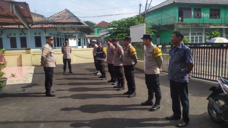 Mengawali tugas rutin, Kanit Samapta Polsek Kresek pimpin Apel Pagi di halaman Mapolsek Kresek.